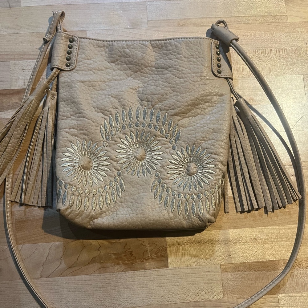 Elegant Cream Shoulder Bag with Fringe